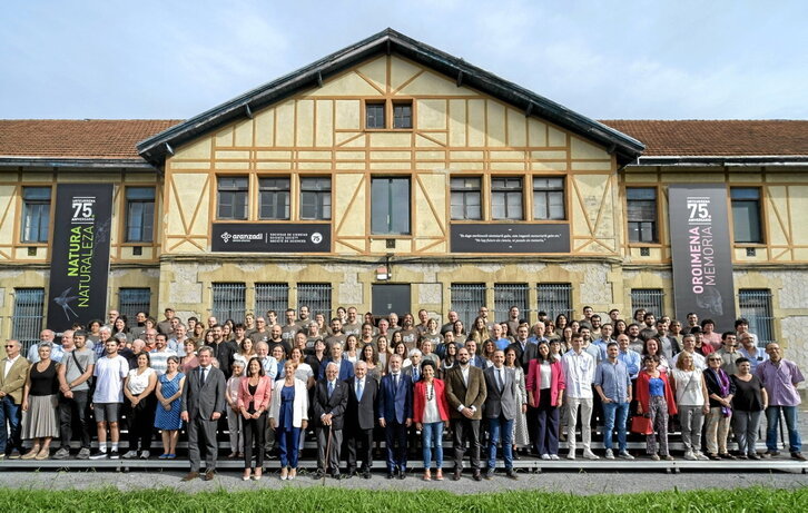 Foto de familia de integrantes de Aranzadi y autoridades presentes en el acto.