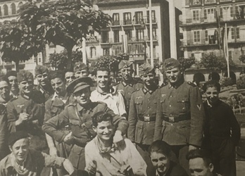 Soldados de la Wehrmacht, junto a varios mozos en la plaza del Castillo, en los sanfermines de 1940.