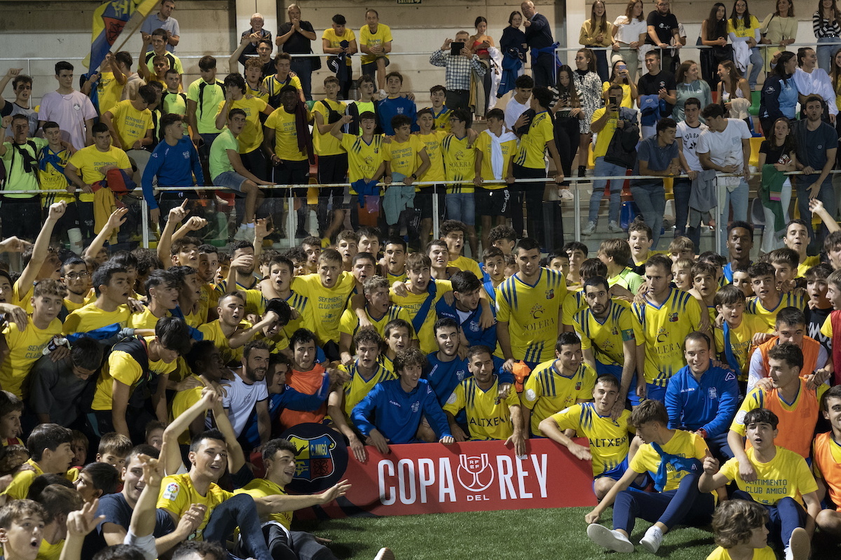 Jugadores del Amig&oacute; con la hinchada tras el partido. (I&ntilde;igo URIZ / FOKU)