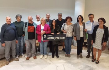 La plataforma memorialista, con el rótulo muy simbólico de la maestra Justa Freire, sustituido de nuevo por Millán Astray.