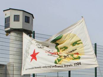 Pancarta en favor de la liberación de Abdallah, en carcelado actualmente en Lannemezan.