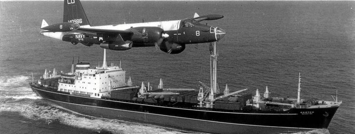 AEBetako hegazkin bat, bonbaketariak garraiatzen ari den ​kargaontzi sobietar baten gainetik hegan. (WIKIPEDIA)