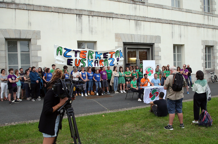 Azterketak Euskarazek agerraldia egin du EEPren egoitzaren aitzinean, Baionan.