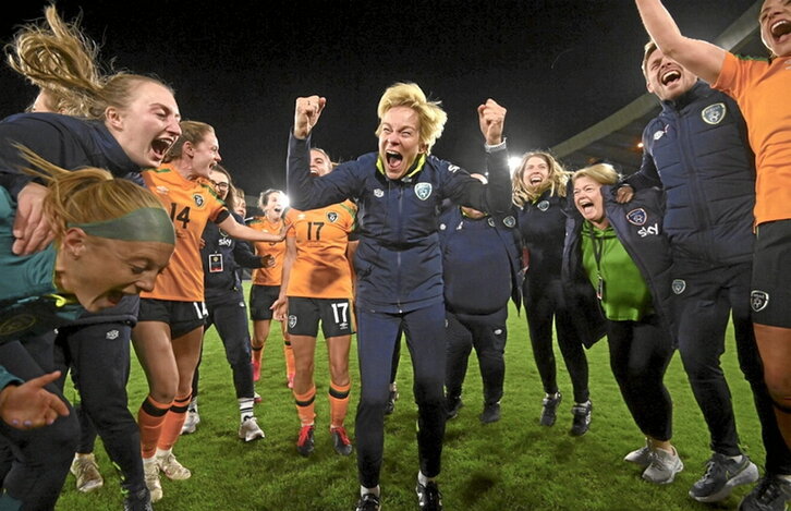 La seleccionadora Vera Pauw celebra la clasificación para el Mundial con las jugadoras.