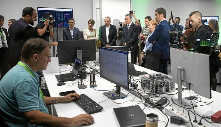 Enpresa eta instituzioetako ordezkariak, atzo, Ikerlanen Digilab laborategiaren inaugurazioan.