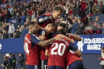 Los rojillos celebran el gol de Budimir. 