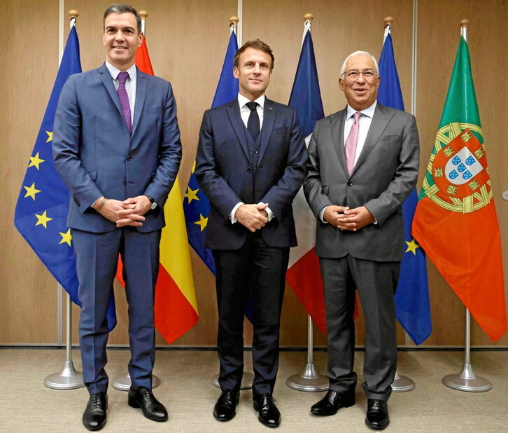 Sánchez, Macron y Costas posan antes de su reunión conjunta en Bruselas.