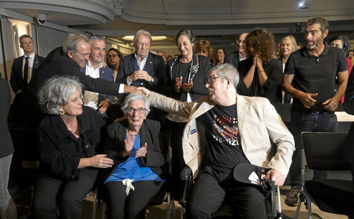 Kepa Junkera saluda a Goiko y Dani, exjugadores del Athletic, junto a su madre, muy emocionada.