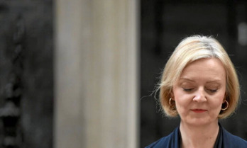 Liz Truss, dando el discurso en el que anunció su dimisión ante el número 10 de Downing Street.