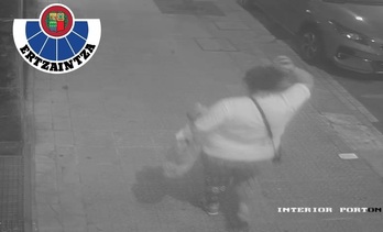 La mujer que secuestró al bebé se lo llevó en una bolsa.