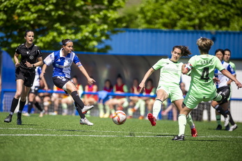 Disparo de Alba Aznar, del Alavés, ante dos jugadoras del Athletic, Unzue y Murua.