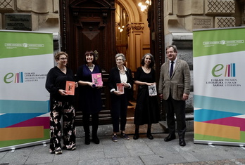 Ezkerretik eskuinera, Teresa Maldonado, irati Jimenez, Koro Navarro eta Edurne Portela Bingen Zupiria sailburuarekin.