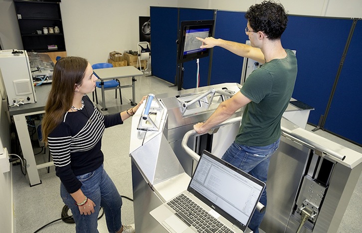 Irudian, Bilboko Ingeniaritza Eskolako ikasleak Biomekanika Laborategian.