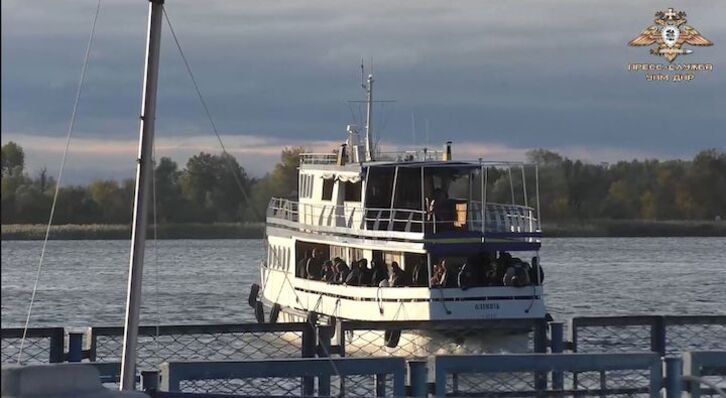 Imagen de un ferry evacuando a civiles de Jerson a la orilla sur del Dniéper.