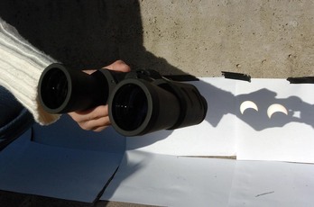La forma de ver un eclipse solar de forma segura es por proyección.