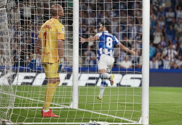 Merino celebra el gol de la octava victoria seguida de la Real contra el Mallorca ante la decepción de Rajkovic.