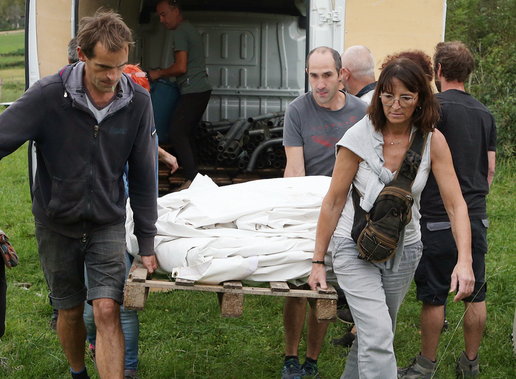 Eguerdian hasi dira gaur eta igande bitarte Marienian eginen duten okupazio ekimenerako muntaketa lanak. 