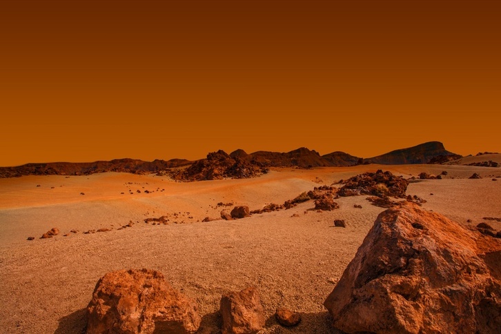 Desierto rojizo en el planeta Marte.