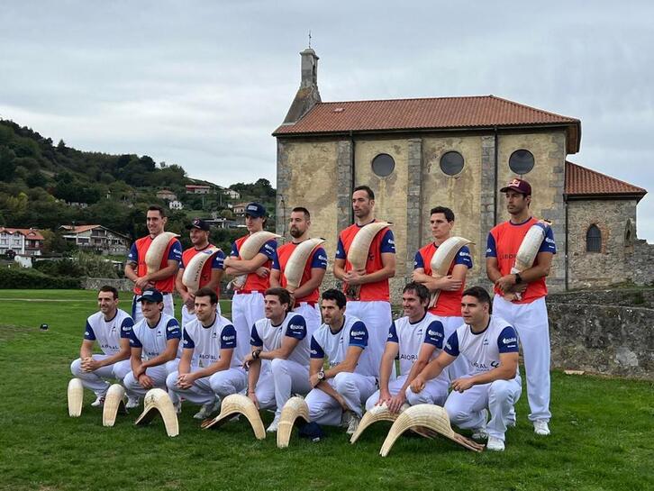 Txapelketan arituko diren pilotariak Mundakako Santa Katalina ermita inguruan.