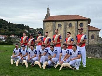 Txapelketan arituko diren pilotariak Mundakako Santa Katalina ermita inguruan.