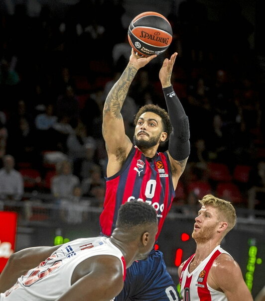 Howard se tuvo que retirar lesionado.