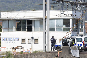 Policías vigilan la vía de tren, entre el puente de mercancías y la estación de Hendaia, una de las rutas alternativas al paso a nado del Bidasoa.
