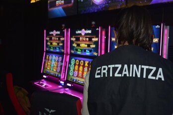 La Ertzaintza ha procedido, esta semana, a abrir dos expedientes sancionadores a sendos salones de juego de Bilbo.