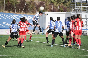 Miriam despeja el balón en el área albiazul.