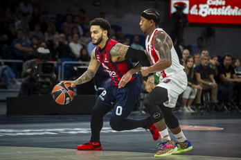 Markus Howard conduce el balón en el encuentro ante Olympiacos.
