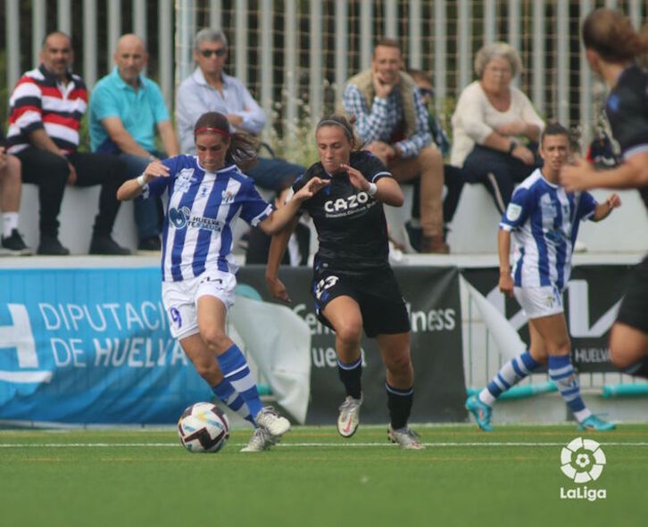 Paula Romero intenta llevarse el balón ante Bernabé.