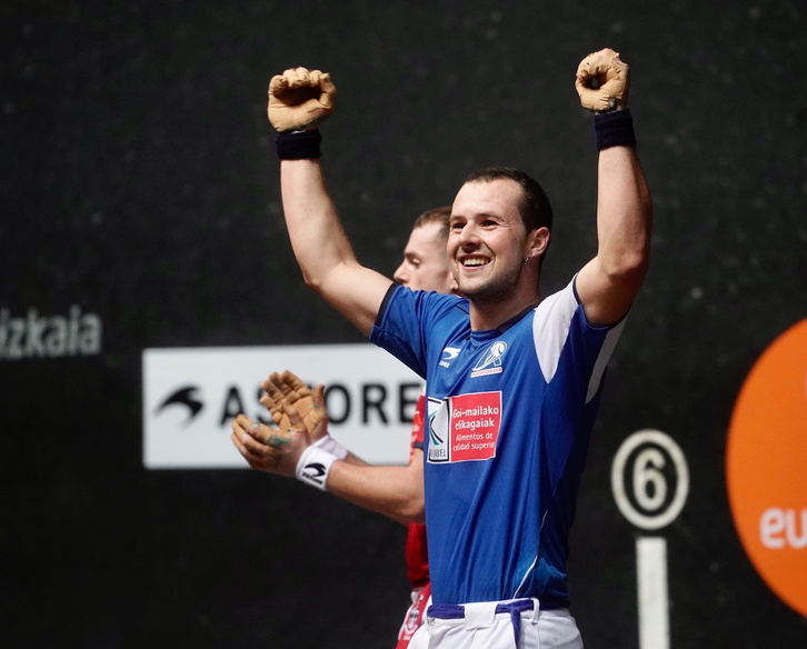 Aitor Elordi, pozarren, finalerdietarako txartela eman dion garaipena ospatzen.