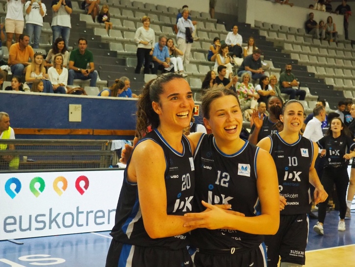 Natalia Rodríguez y Vanesa Jasa celebran el tirunfo.