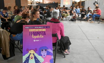 Eragile, kooperatibista eta elkarte ezberdinetako emakumeak hausnartzen, Lazkaon egindako Kooperatibismo Feminista                           Topaketan.