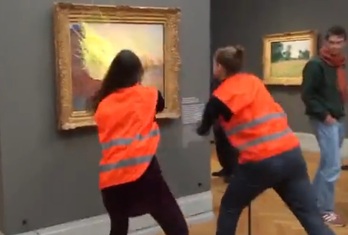 Activistas climáticas lanzan puré de patata a un cuadro de Monet en Alemania.