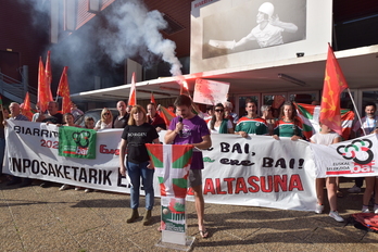 Eñaut Etxeberria pilotaria hizketan, Biarritzen egin duten protestan. 