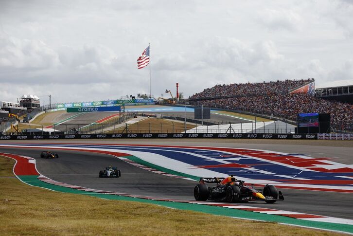 Max Verstappen (Red Bull) lidera la carrera por delante de Lewis Hamilton (Mercedes).