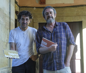 Juan Luis Zabala eta Josu Landa, Munduko Poesia Kaierak bildumara ekarri dituzten liburuekin.