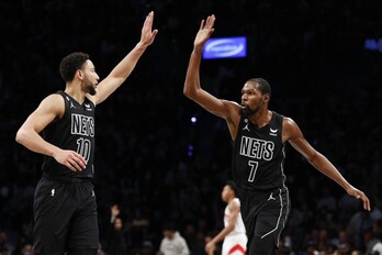 Ben Simmons, a la izquierda, y Kevin Durant, a la derecha, celebran una jugada durante el partido entre Brooklyn Nets y Toronto Raptors. 