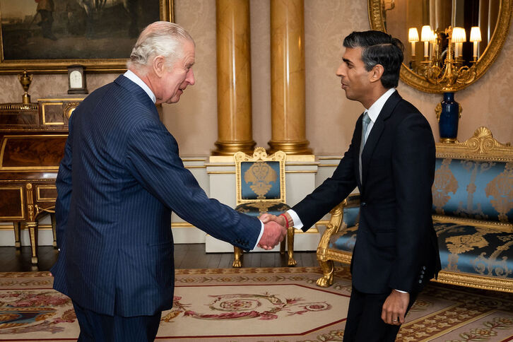 Rishi Sunak estrecha la mano del rey Carlos III.