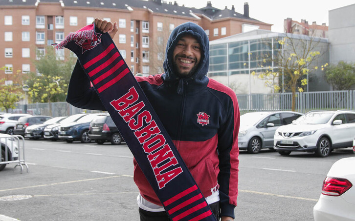 Pierriá Henry posa con la bufanda del Baskonia a su llegada a Gasteiz.