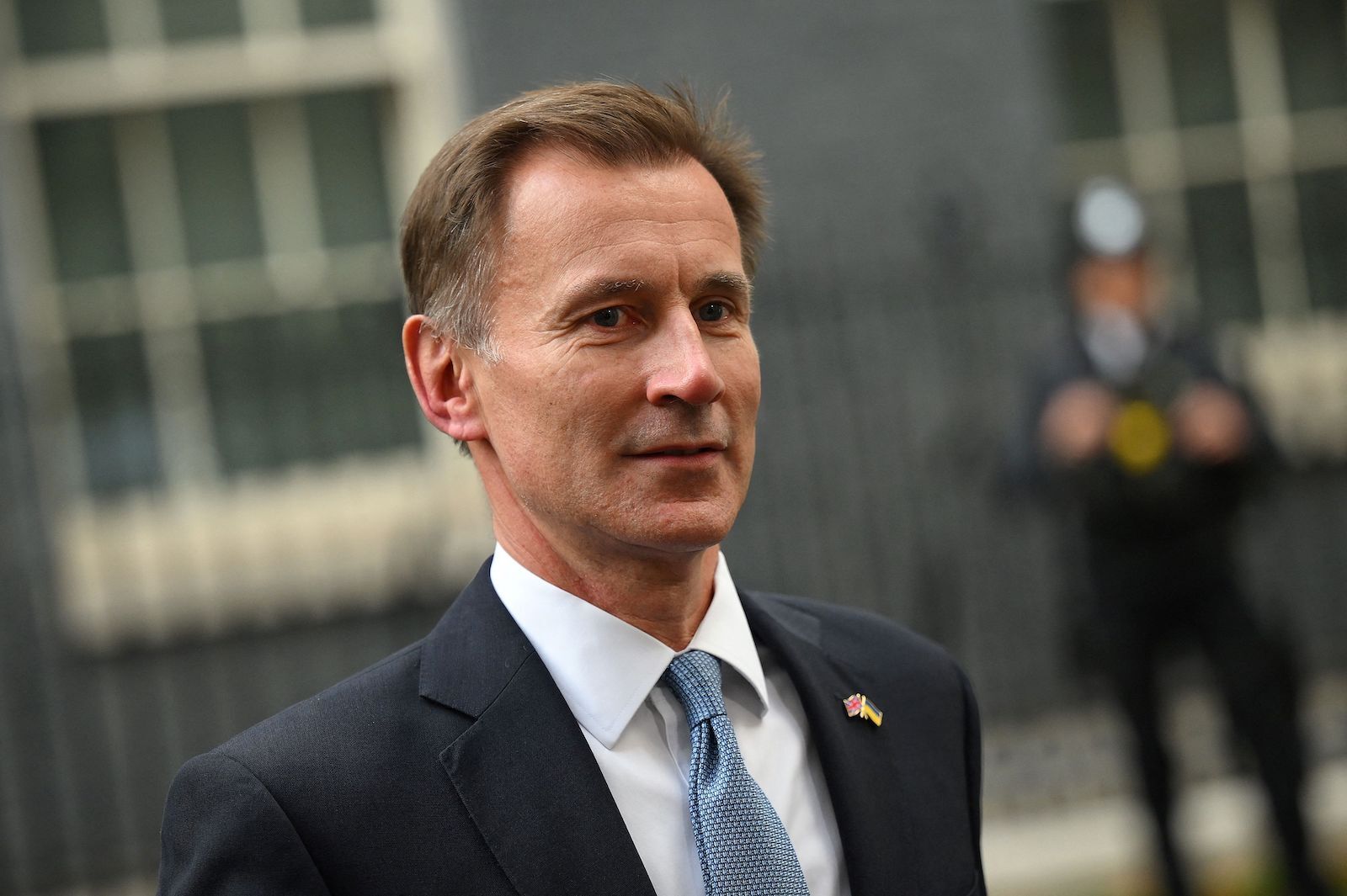 Jeremy Hunt sale del número 10 de Downing Street tras reunirse con Rishi Sunak. (Daniel LEAL | AFP)