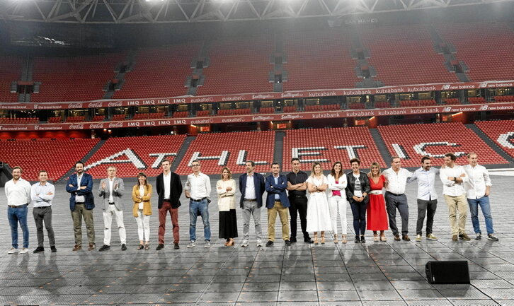 La Junta de Jon Uriarte al completo tras ganar las elecciones a la presidencia en San Mamés.