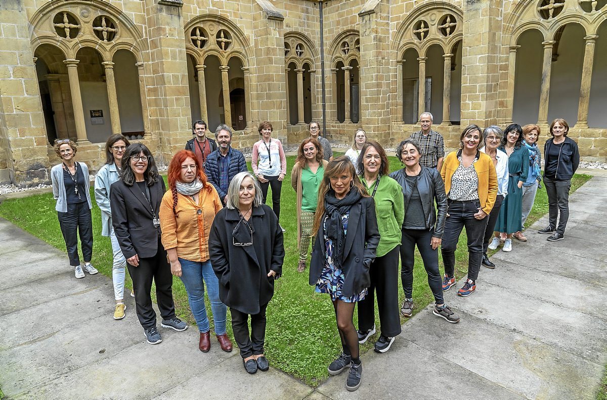 Parte del colectivo de gente empleada en San Telmo, fotografiada este octubre en el claustro del museo. Fotografía: Andoni Canellada | FOKU