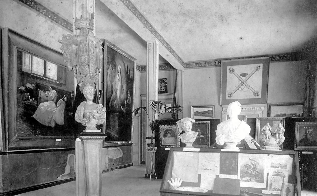 Estancia del Museo Histórico Artístico y Arqueológico, primer embrión del futuro Museo San Telmo, que se inauguró en la calle Andia, en el año 1902. Fotografía: Leopoldo Ducloux