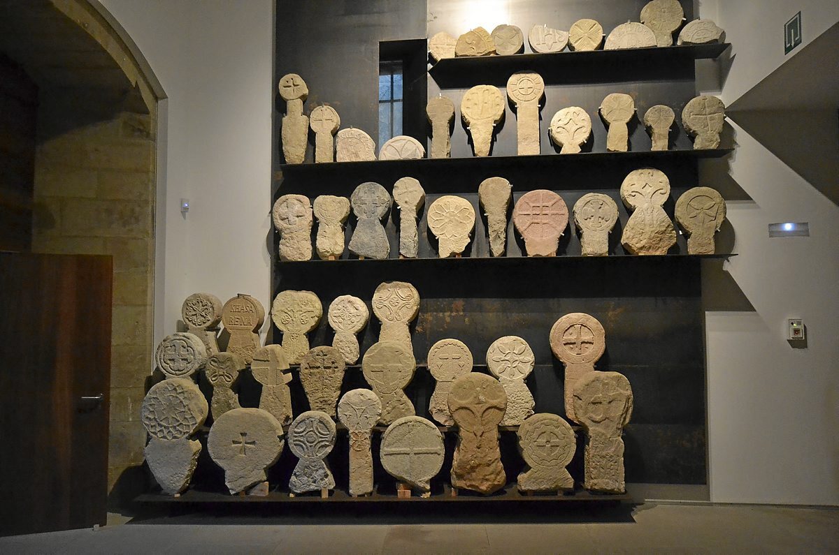 La colección de estelas funerarias discoidales, de diferentes lugares de Euskal Herria, incorporada en los años sesenta, es una de las muestras más visitadas del museo. Fotografía: Archivo del Museo de San Telmo