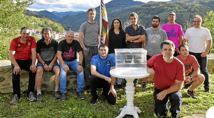 Pello Iriarte, lehen lerroan, Baztango alkateek herri-galdeketa aurkezteko egin zuten agerraldian.