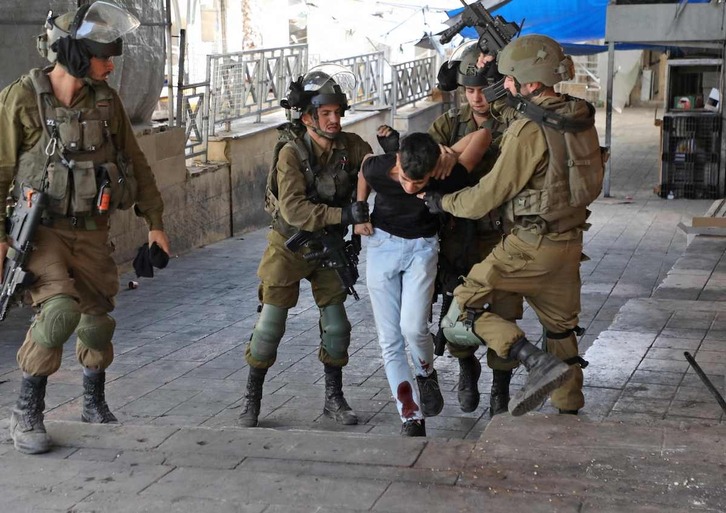 Soldados israelíes detienen a un adolescente palestino en una anterior operación en Nablús.