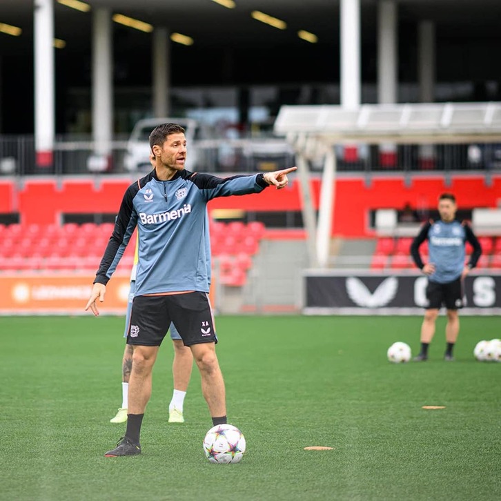 Xabi Alonso dirige un entrenamiento del Bayer Leverkusen. 
