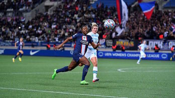 Diani corre junto a Bright, autora del gol del Chelsea, durante el partido que enfrentó al PSG con las londinenses en París la semana pasada.