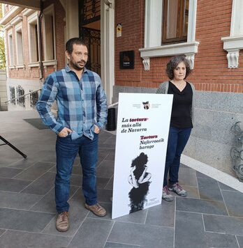 Torturatuen Sareko Jorge Txokarro eta Ainara Gorostiaga gaur Iruñean egin duten agerraldian.
